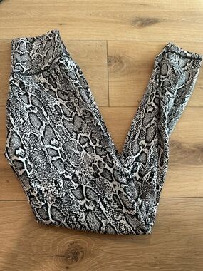 Buffbunny Snake Print Leggings - Black & White